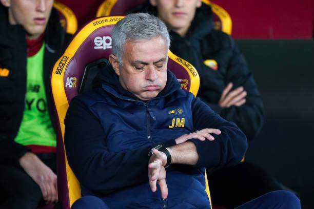 雷竞技官方网站-意杯耻辱出局，穆帅半场连换4人：一周三赛无人可用